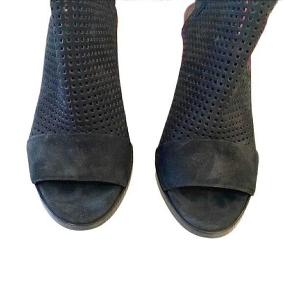 Vince Black Aden Nubuck Leather Perforated Peep Toe Ankle Booties 6.5 - Picture 3 of 7